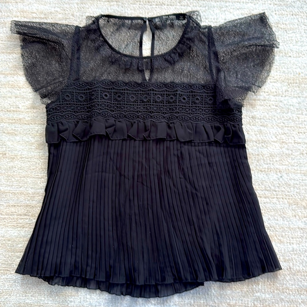 Flutter sleeve lace pleated top